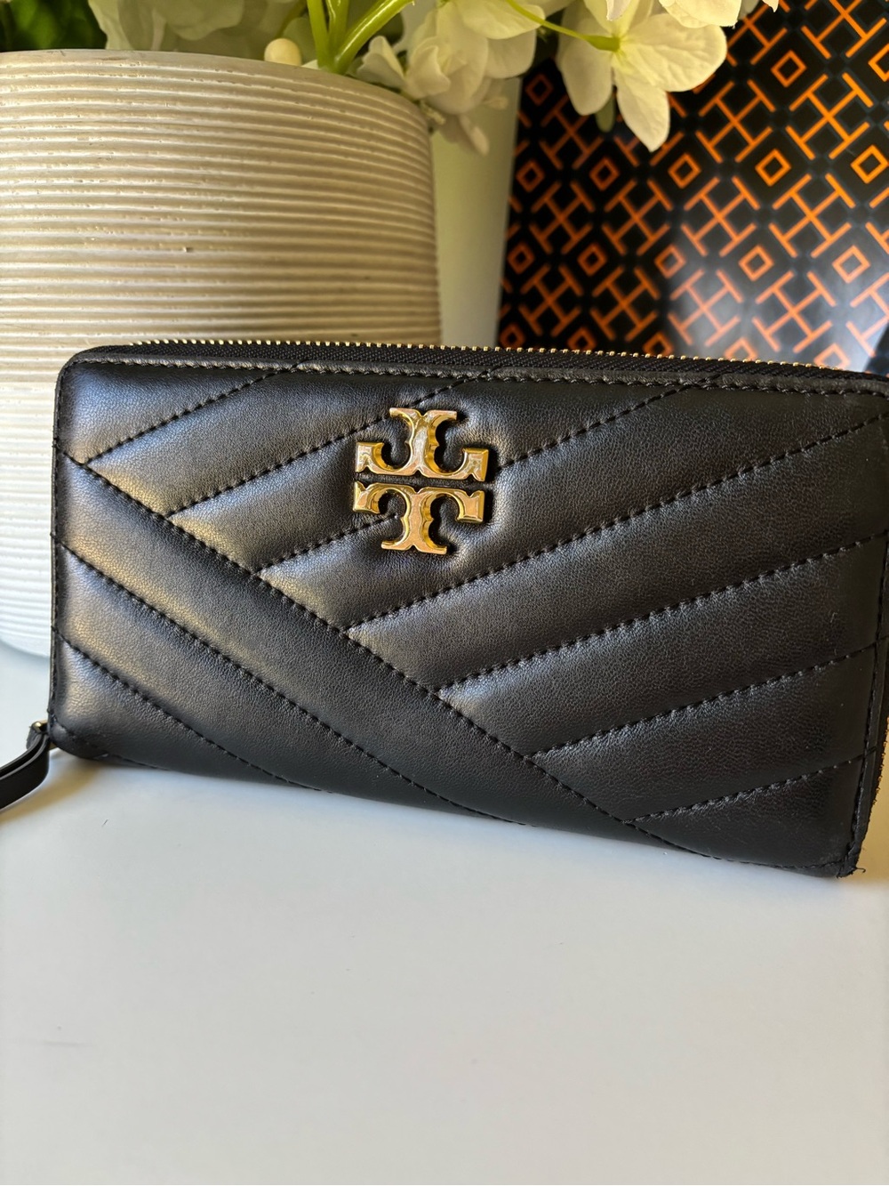 TORY BURCH QUILTED CHEVRON ZIP AROUND W/GOLD TB LOGO - Picture 3 of 13